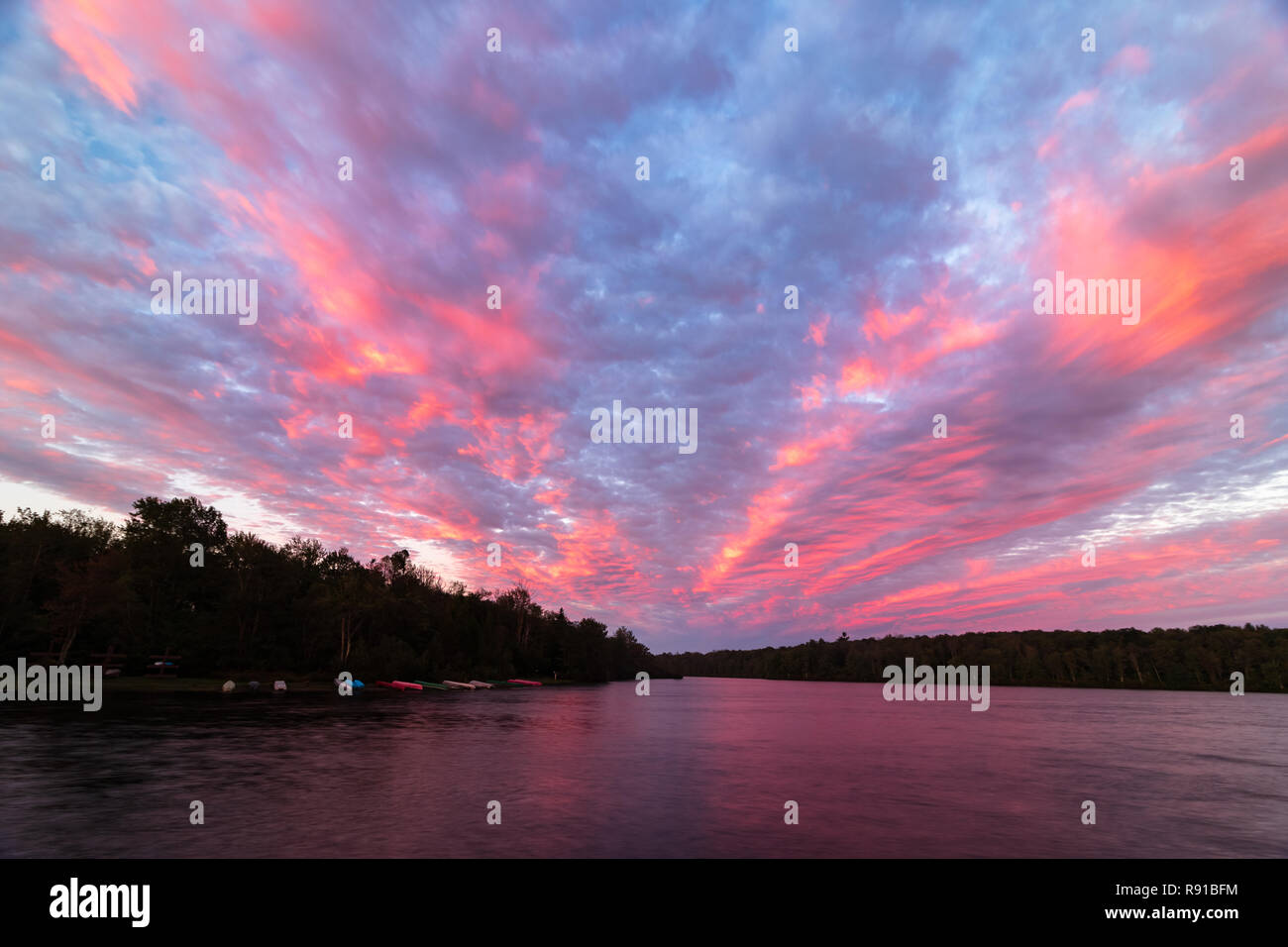 Pink canoe hires stock photography and images Alamy