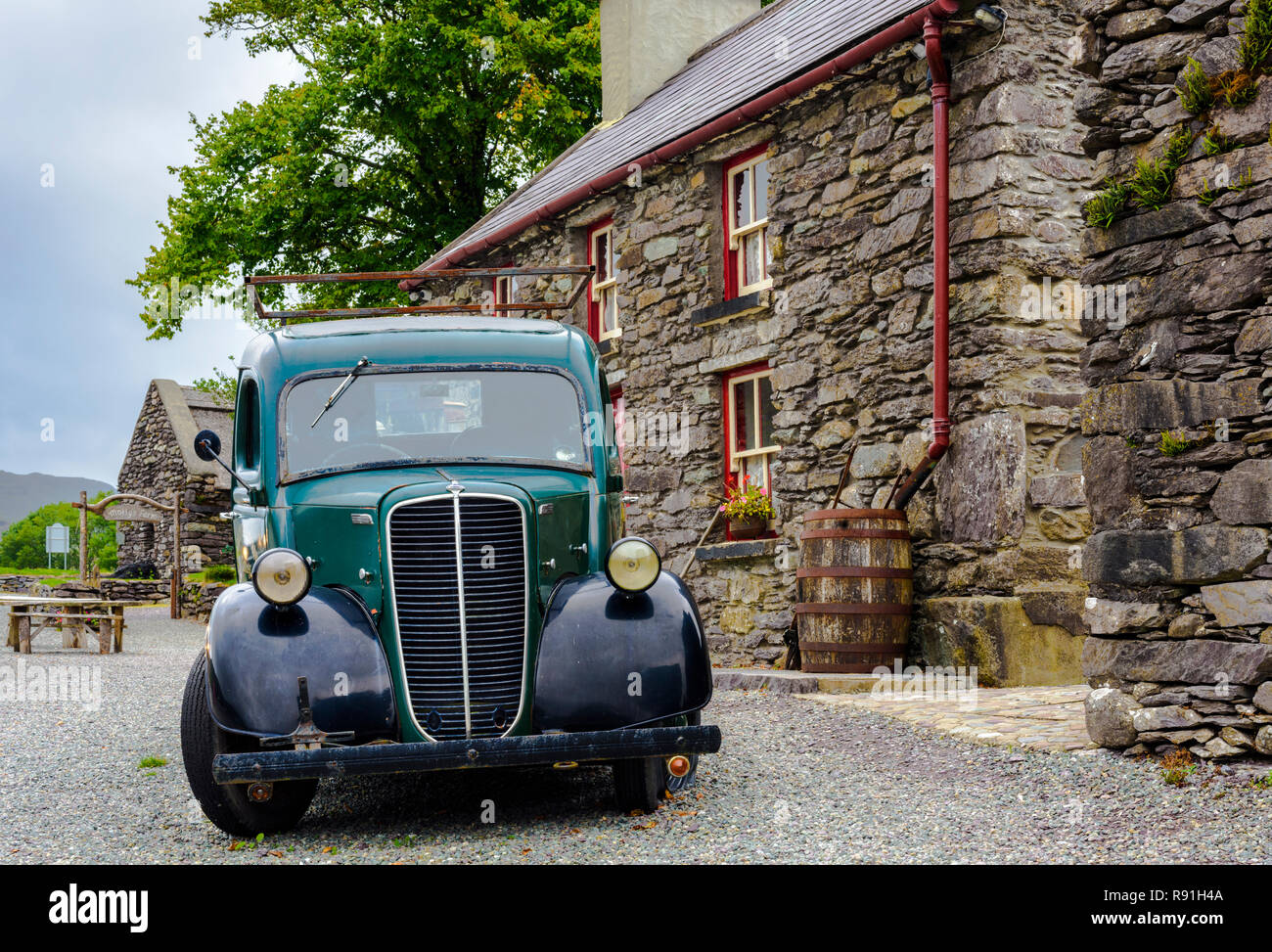 Oldtimer car in front of Molly Gallivan's a traditional Irish Farm House in Releigh, Ireland Stock Photo