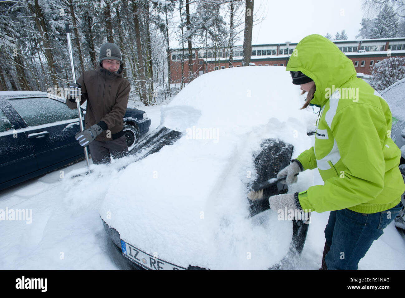 Das Auto ist auf einer Winterstraße mit einer Schutzhaube versehen. Schützt  das Fahrzeug vor Schnee und Eis Stockfotografie - Alamy