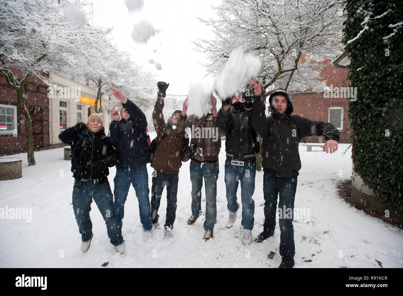 13.12.2010, Itzehoe, Schleswig-Holstein, Germany - Jungs amuesieren sich im Schnee in Itzehoe. 0RX101213D372CAROEX.JPG [MODEL RELEASE: NO, PROPERTY RE Stock Photo