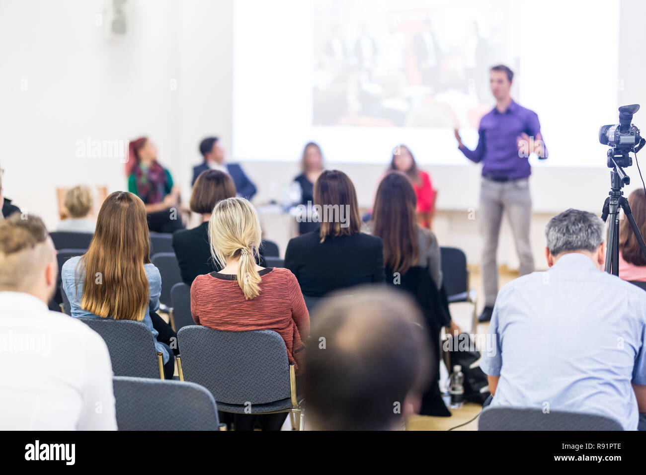 Media interview round table hi-res stock photography and images - Alamy