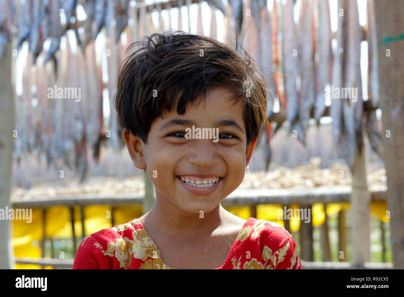 https://c8.alamy.com/comp/R92CX5/portrait-of-a-girl-at-nazirartek-dry-fish-plant-in-coxs-bazar-bangladesh-R92CX5.jpg