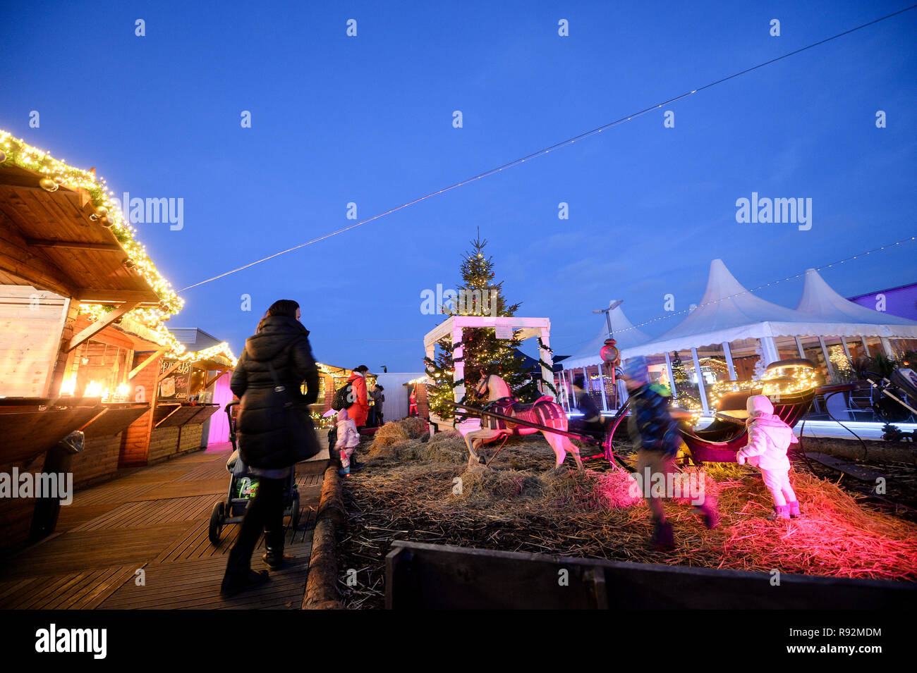 Berlin, Germany. 18th Dec, 2018. The Christmas Market "Winter Magic on Deck  5" on the roof of the Schönhauser Allee Arcaden. It is the highest open air  Christmas market in Berlin. In