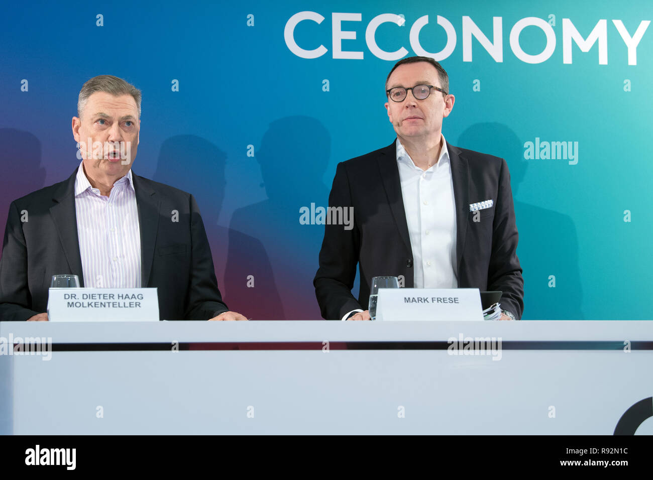 19 December 2018, North Rhine-Westphalia, Düsseldorf: Dieter Haag-Molkenteller (l) and Mark Frese, board members of Ceconomy, answer questions from journalists. Ceconomy announces the figures for the financial year 2017/18 at the annual press conference. Photo: Federico Gambarini/dpa Stock Photo