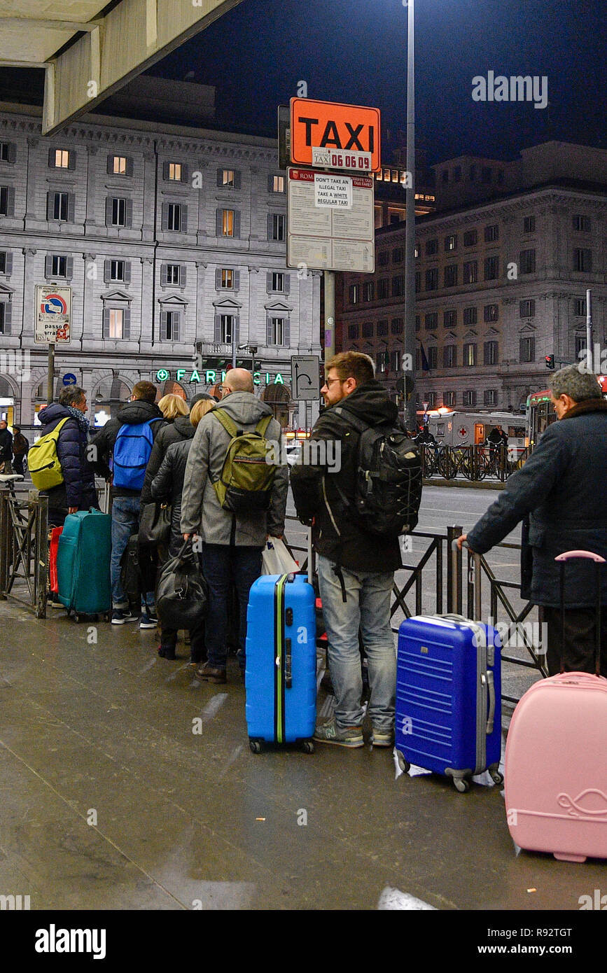 Foto Fabrizio Corradetti/LaPresse 19 dicembre 2018 Roma, Italia Cronaca  Persone in fila alla fermata Taxi della Stazione Termini Stock Photo - Alamy