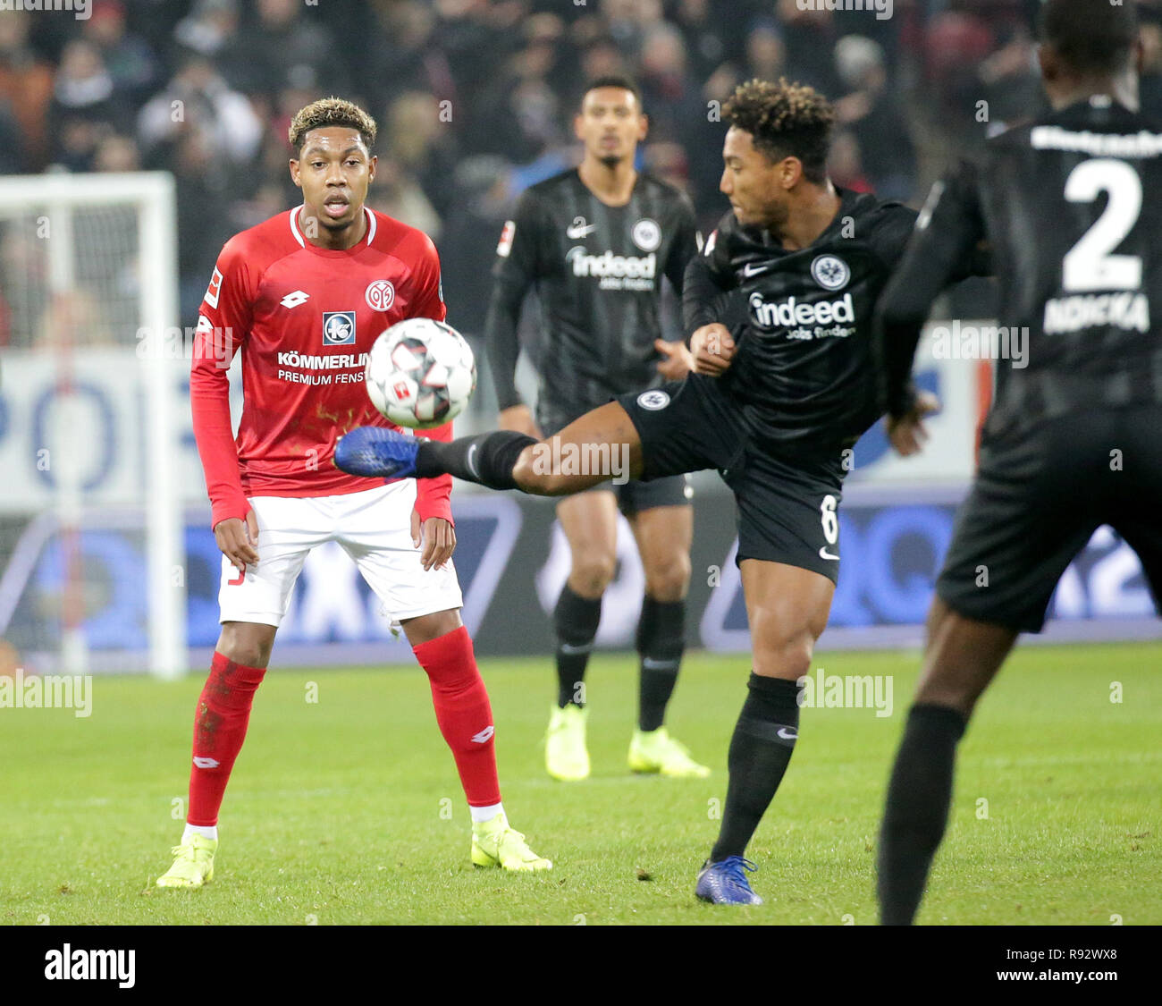 Mainz, Germany. 19th Dec, 2018. Soccer: Bundesliga, FSV Mainz 05 - Eintracht Frankfurt, 16th matchday, in the Opel Arena. Jean-Paul Boetius (L) from Mainz in a duel with Jonathan de Guzman (R) from Frankfurt. Credit: Hasan Bratic/dpa - IMPORTANT NOTE: In accordance with the requirements of the DFL Deutsche Fußball Liga or the DFB Deutscher Fußball-Bund, it is prohibited to use or have used photographs taken in the stadium and/or the match in the form of sequence images and/or video-like photo sequences./dpa/Alamy Live News Stock Photo