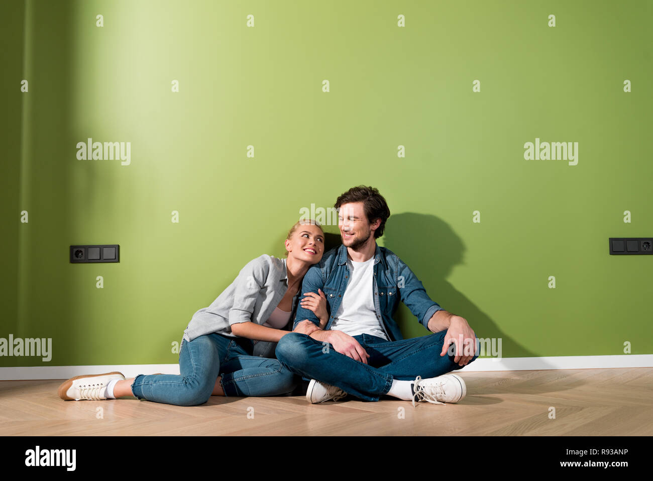 пара сидит на полу