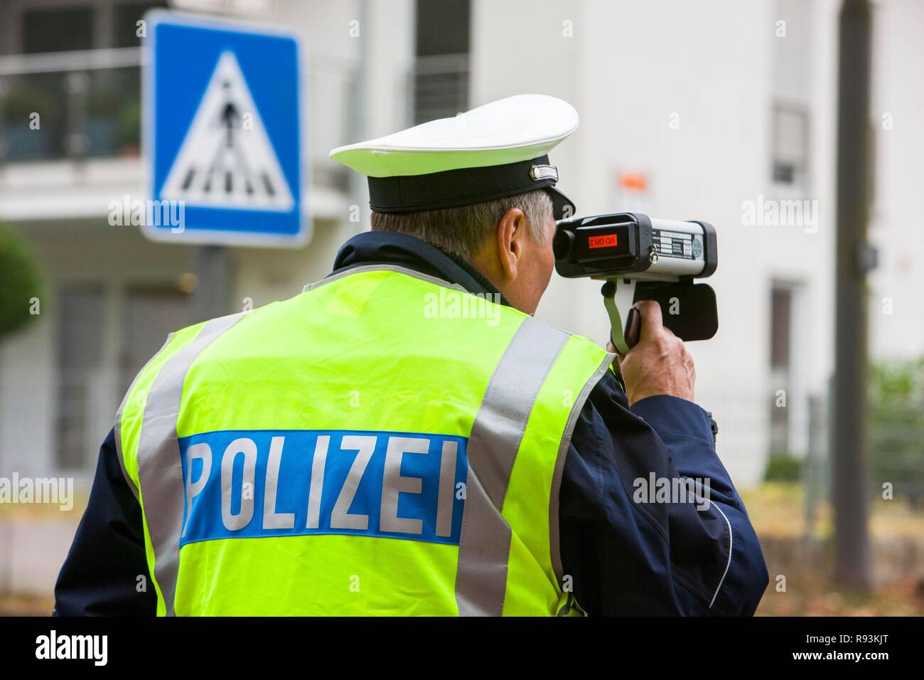 Policeman operating a laser speed gun, extensive speed controls in North Rhine-Westphalia on 24.10.2012, Recklinghausen Stock Photo