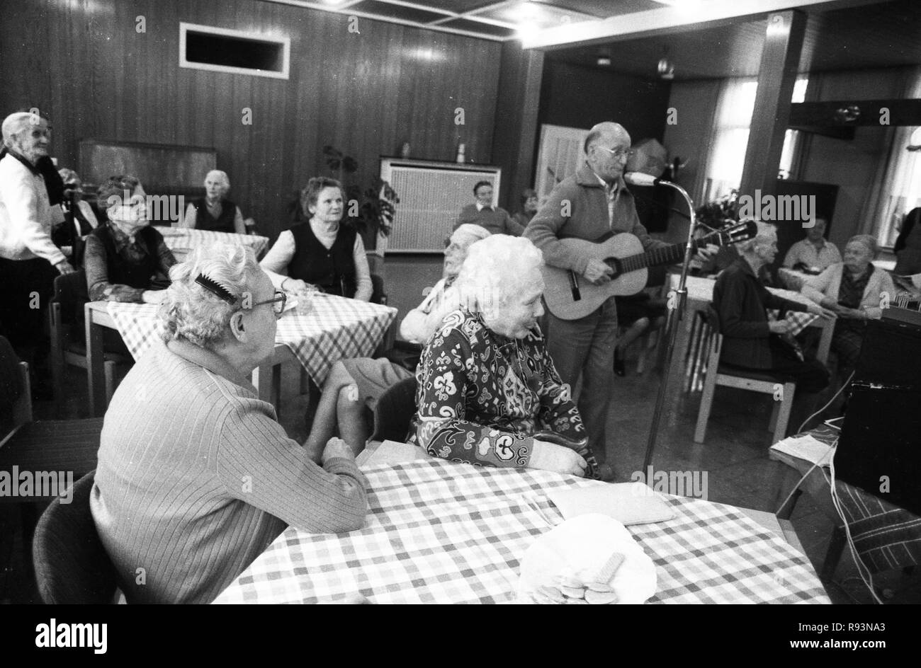 Members of the Senioren-Schutz-Bund (Senior Protection Federation), also known as 'Graue Panther' (Grey Panther), entertain the residents of a retirement home in Hagen on 17 March 1980. | usage worldwide Stock Photo
