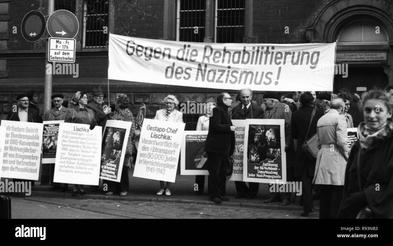 French Jews and German Nazi victims demonstrate for a conviction of the accused Kurt Lischka, the former Gestapo chief of Paris, during the trial on October 23, 1979 at the regional court in Cologne. | usage worldwide Stock Photo