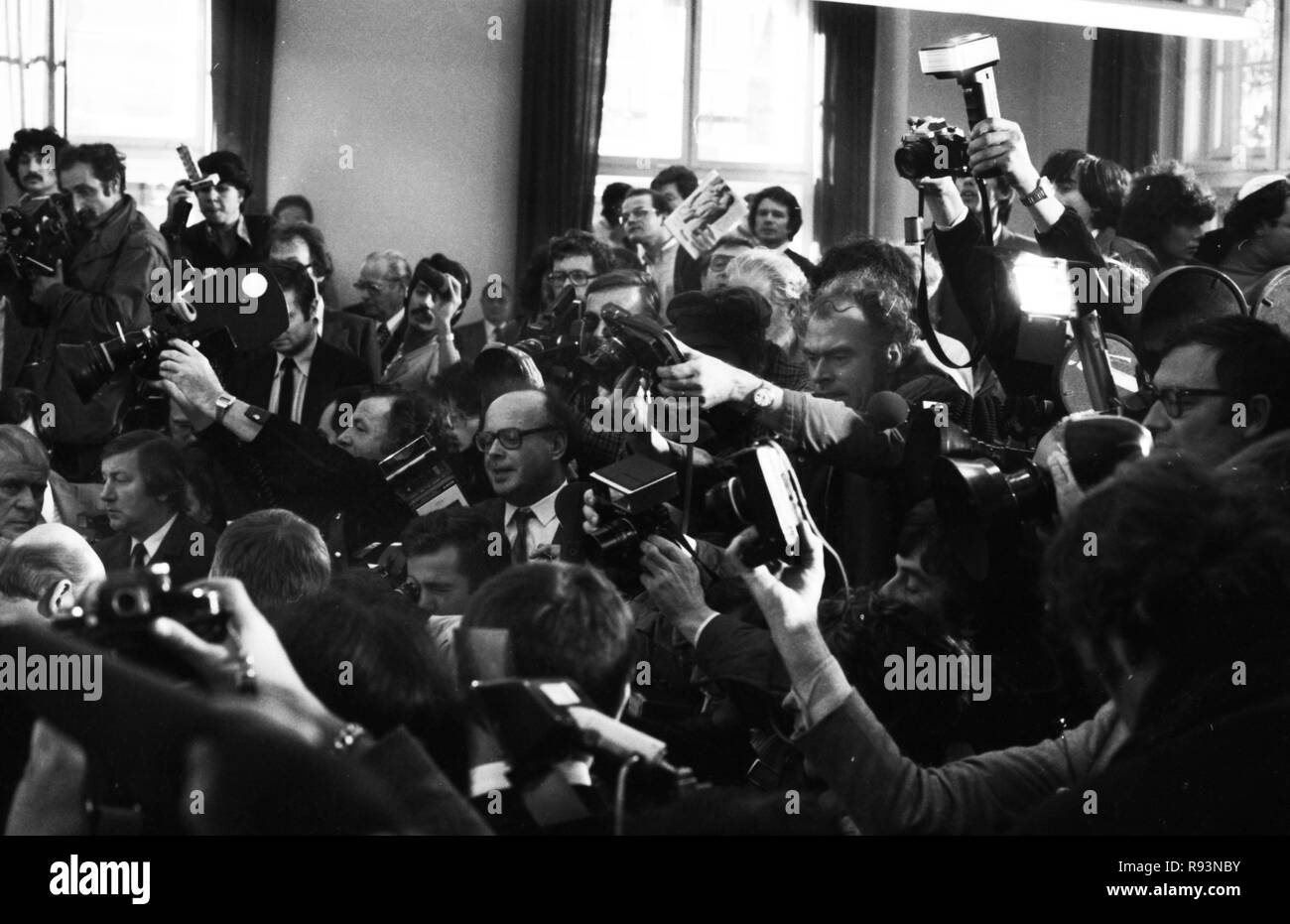 Media hype during the trial on 23 October 1979 at the regional court in Cologne against the accused Kurt Lischka, the former Gestapo chief of Paris. | usage worldwide Stock Photo