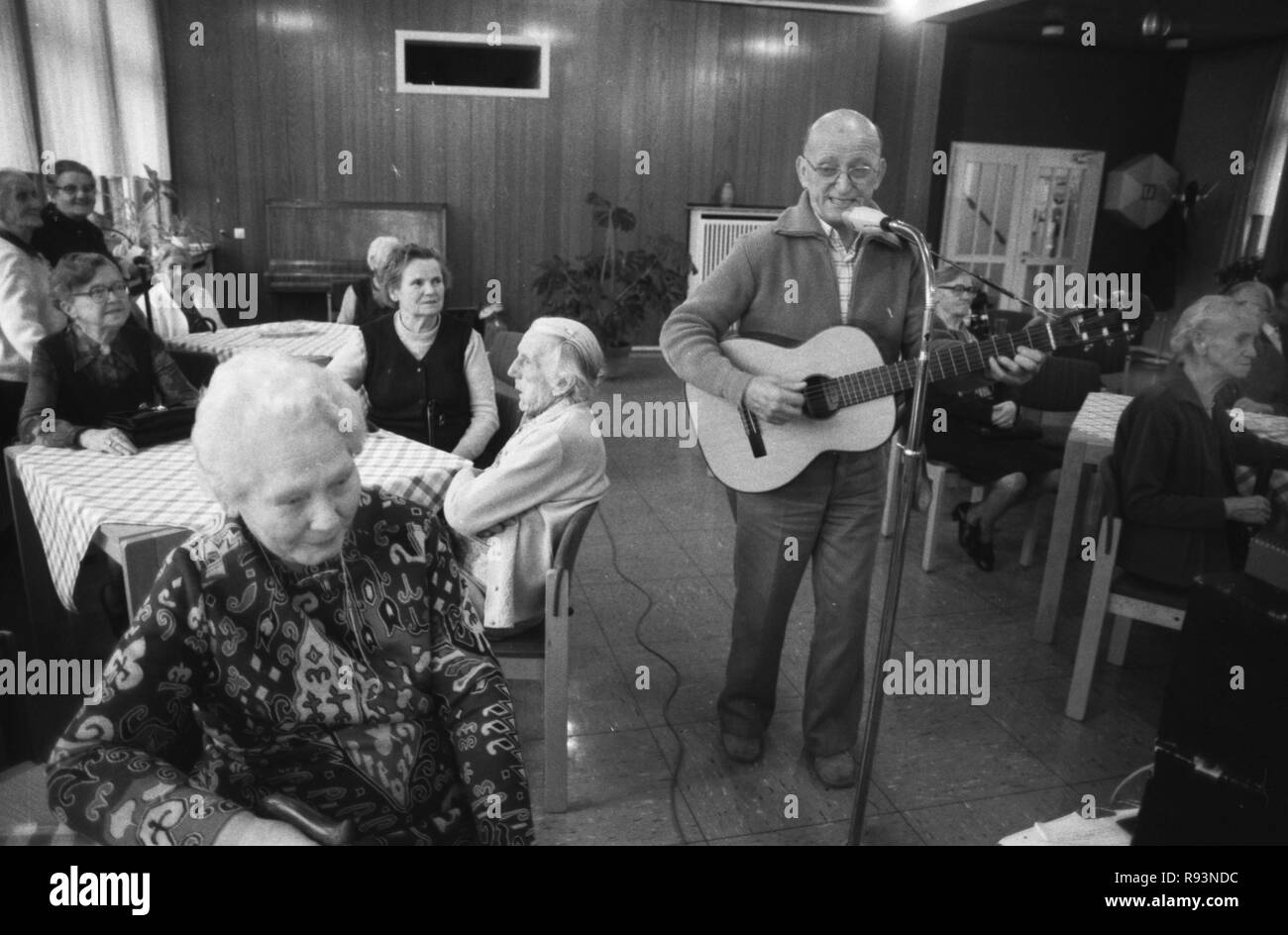 Members of the Senioren-Schutz-Bund (Senior Protection Federation), also known as 'Graue Panther' (Grey Panther), entertain the residents of a retirement home in Hagen on 17 March 1980. | usage worldwide Stock Photo