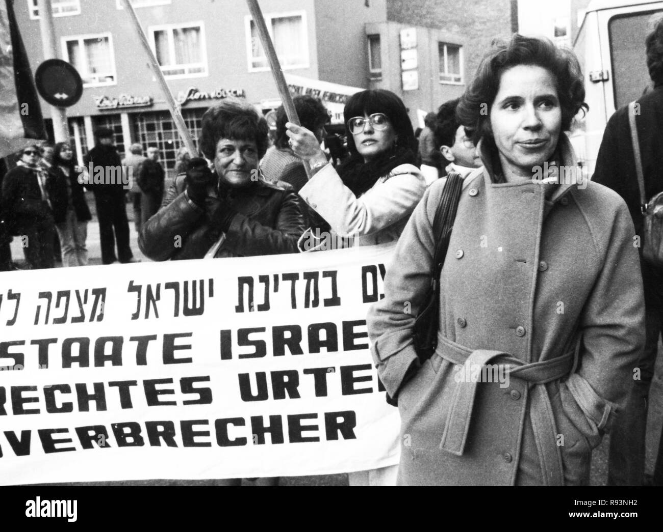 French Jews and German Nazi victims demonstrate for a conviction of the accused Kurt Lischka, the former Gestapo chief of Paris, during the trial on October 23, 1979 at the regional court in Cologne. Beate Klarsfeld (front) | usage worldwide Stock Photo
