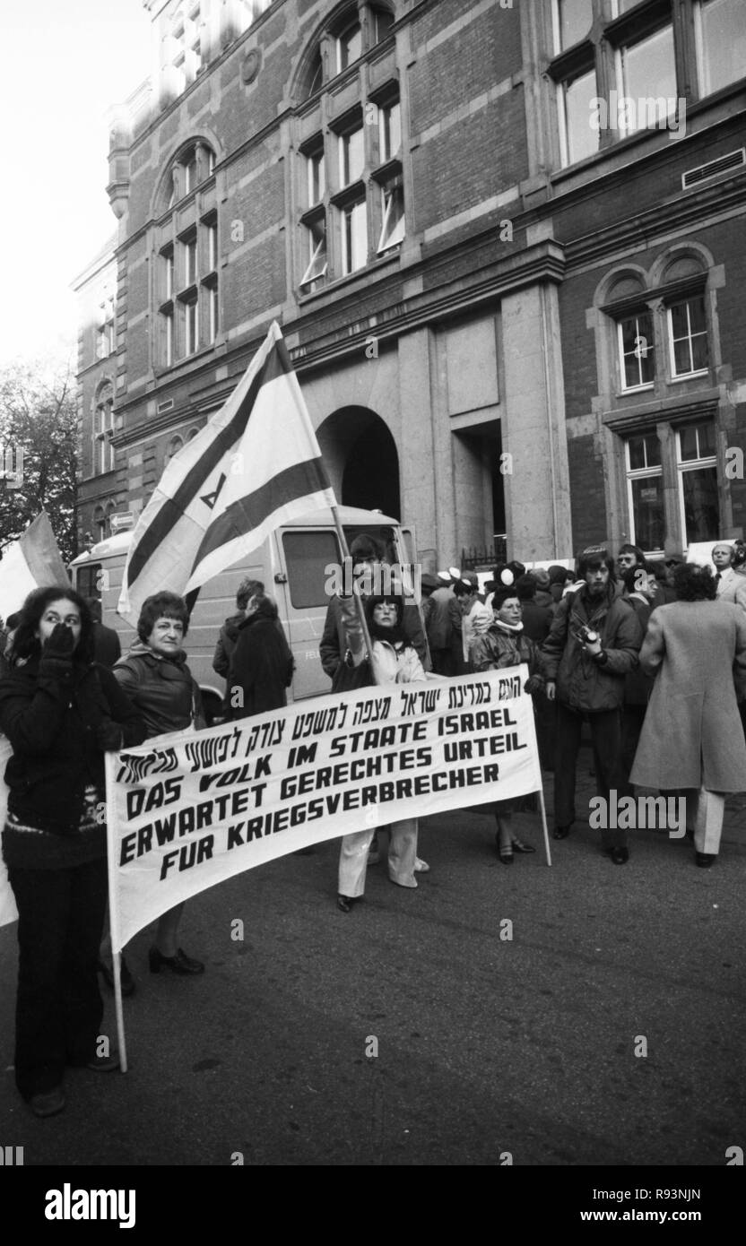 French Jews and German Nazi victims demonstrate for a conviction of the accused Kurt Lischka, the former Gestapo chief of Paris, during the trial on October 23, 1979 at the regional court in Cologne. | usage worldwide Stock Photo