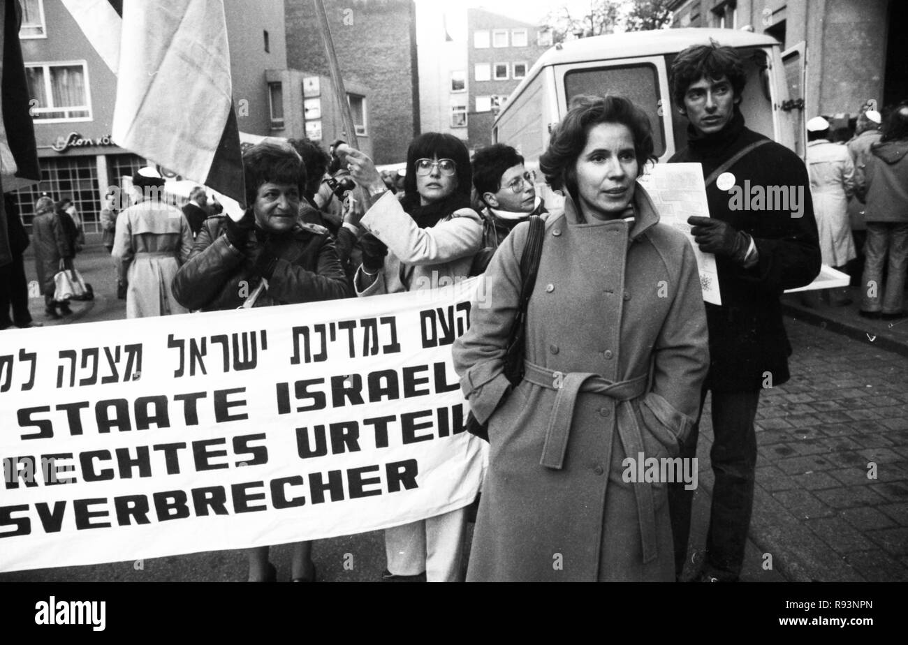 French Jews and German Nazi victims demonstrate for a conviction of the accused Kurt Lischka, the former Gestapo chief of Paris, during the trial on October 23, 1979 at the regional court in Cologne. In front Beate Klarsfeld. | usage worldwide Stock Photo