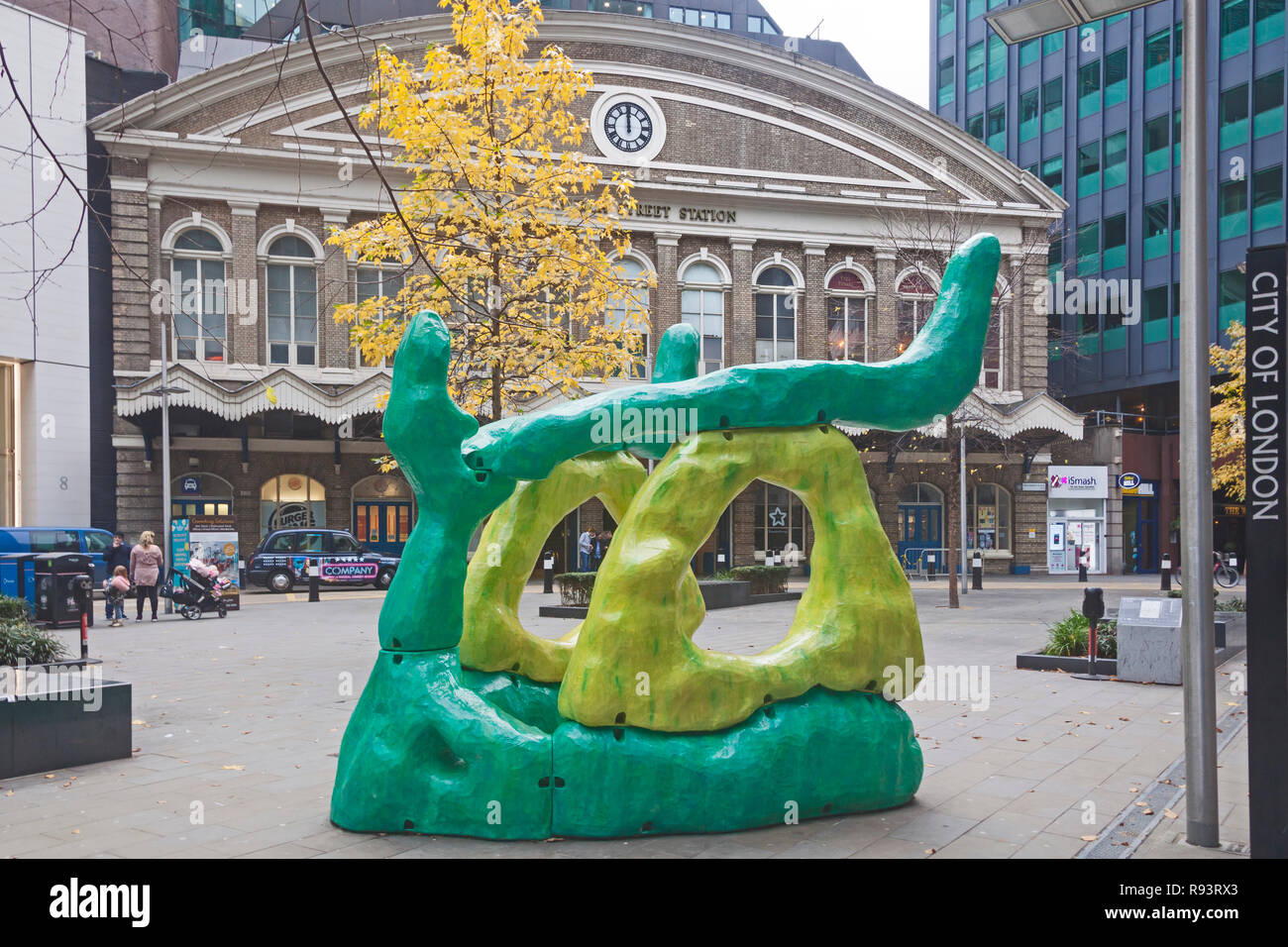 City of London  Karen Tang's 'Synapsid' sculpture, a Sculpture in the City 2018 exhibit, on the forecourt of Fenchurch Street station. Stock Photo