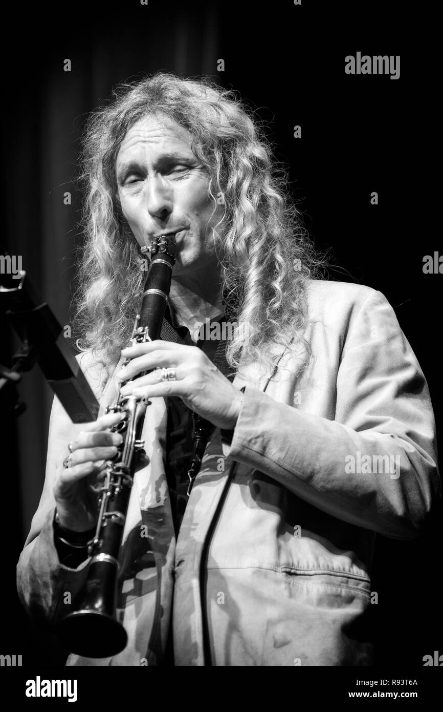 Julian Stringle soloing on clarinet with Ken Peplowski, Scarborough Jazz Festival 2017 Stock Photo