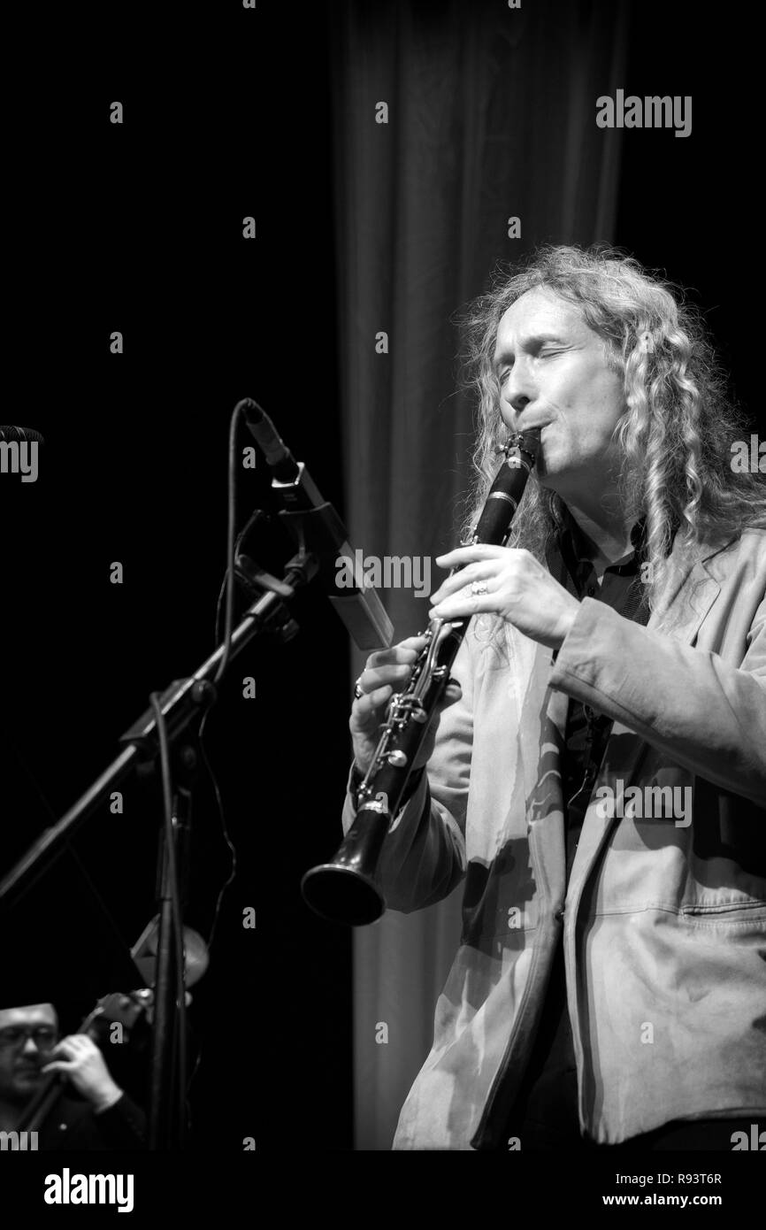 Julian Stringle soloing on clarinet with Ken Peplowski, Scarborough Jazz Festival 2017 Stock Photo