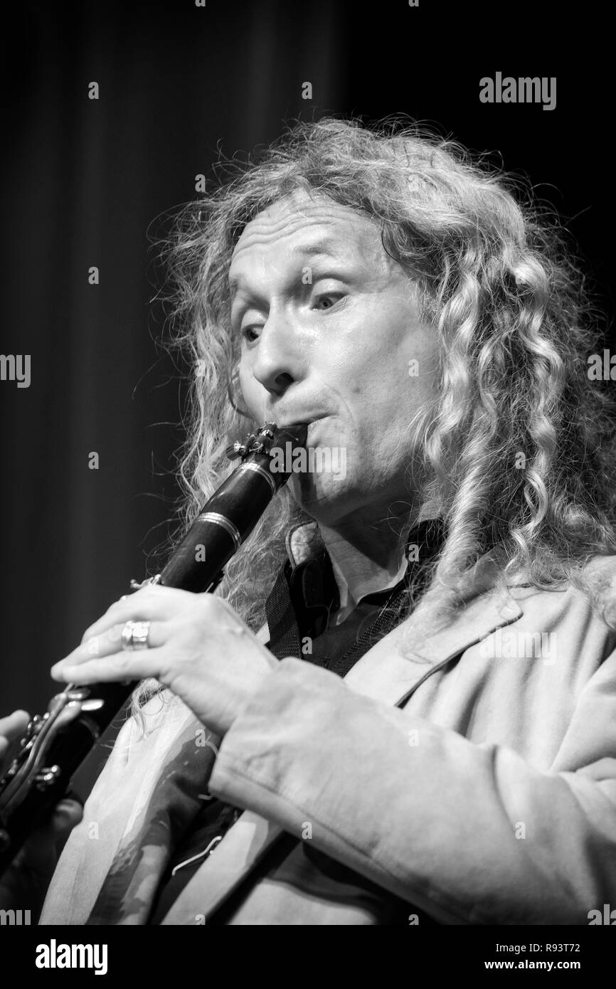 Julian Stringle soloing on clarinet with Ken Peplowski, Scarborough Jazz Festival 2017 Stock Photo