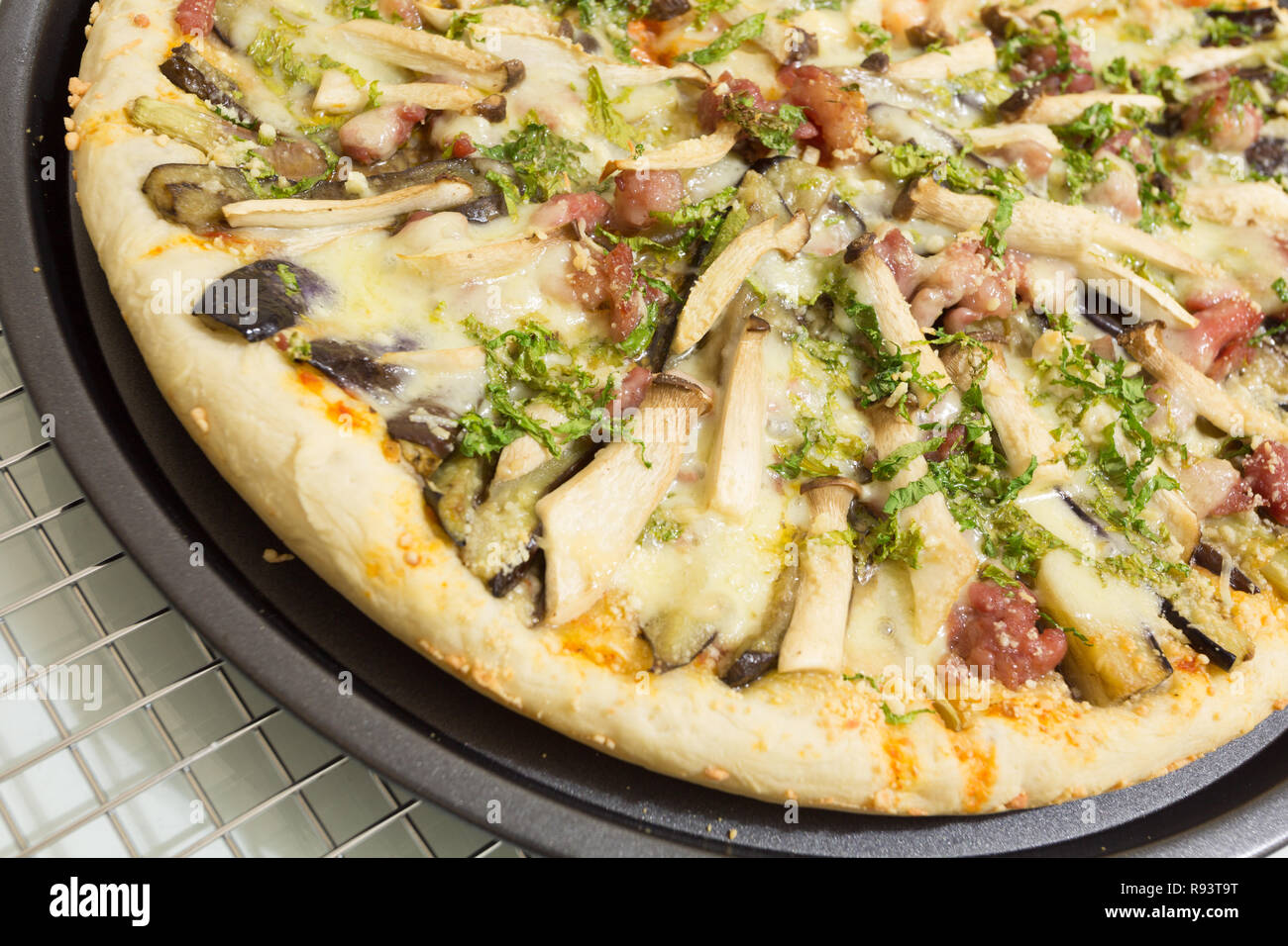 Fresh homemade pizza ready to eat, with King Trumpet mushroom