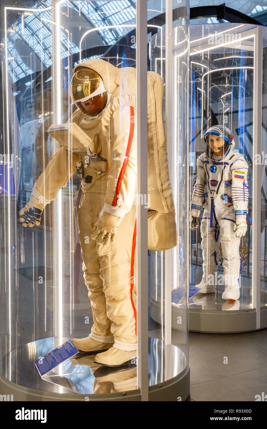 Spaceman Soviet American soviet spaceman hi-res stock photography and images - Alamy