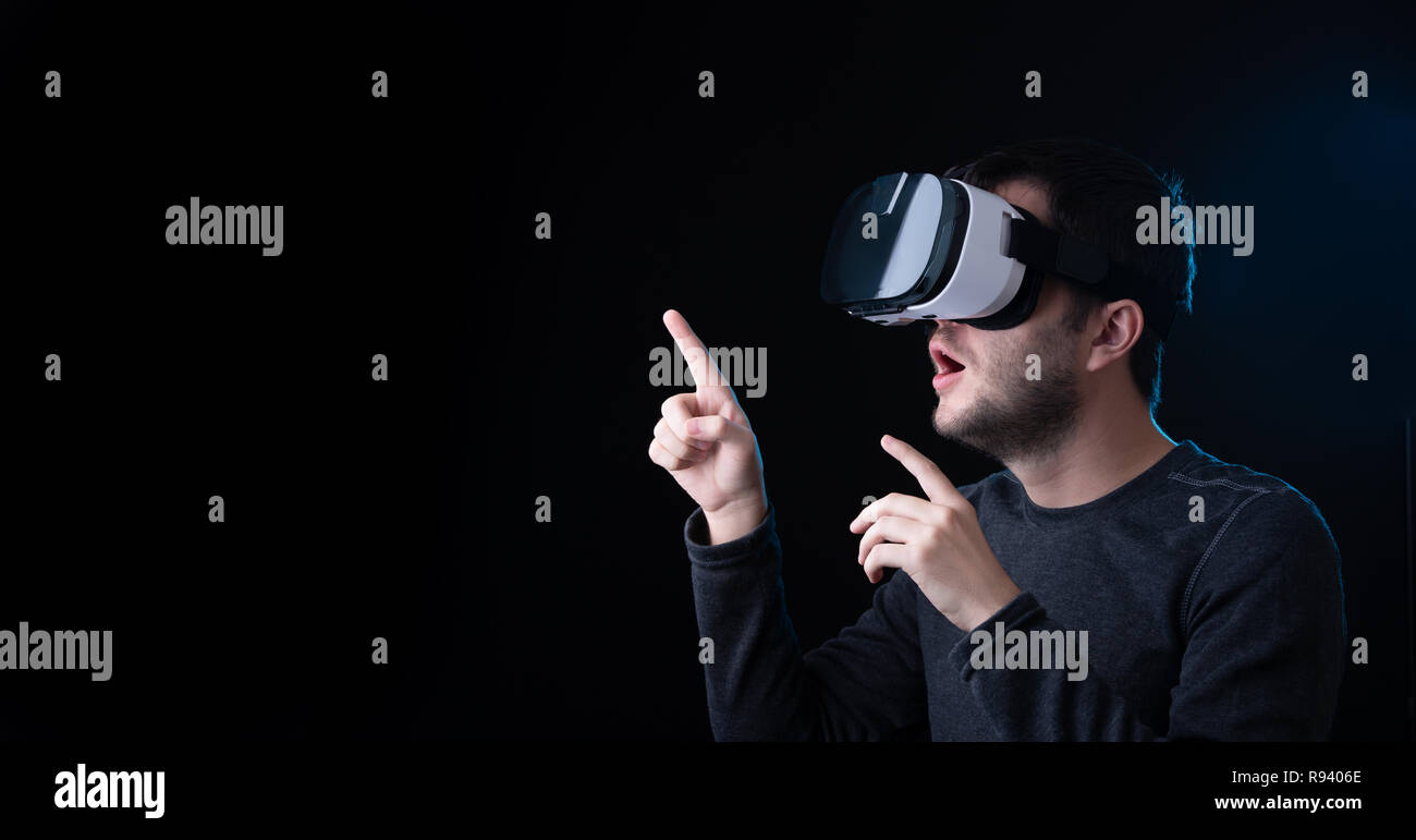Photo side of man in virtual reality glasses on burgundy background Stock Photo