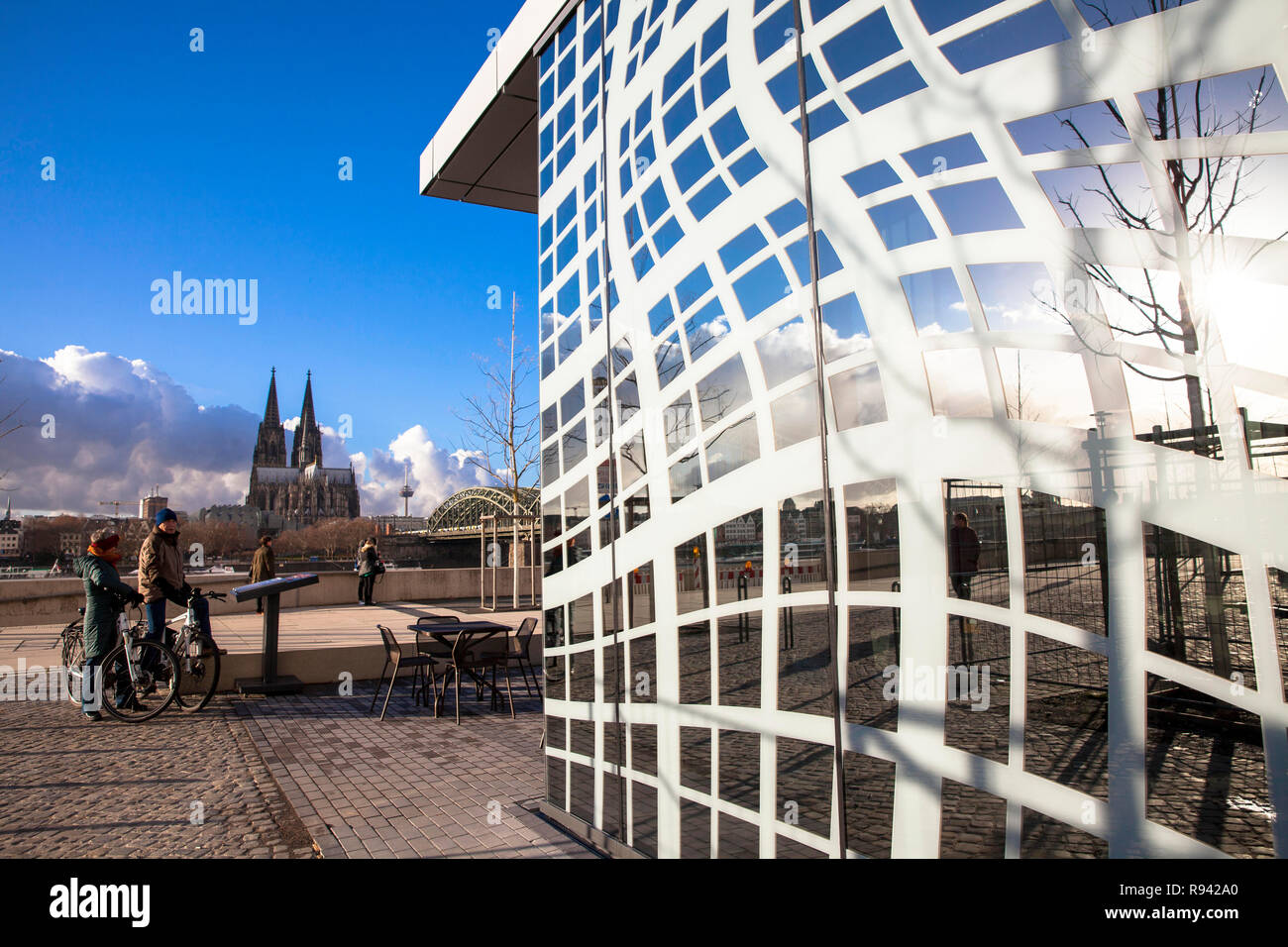 pavillon of the restaurant Grissini on the banks of the river Rhine in the district Deutz, view to the cathedral, Cologne, Germany.  Pavillion des Res Stock Photo