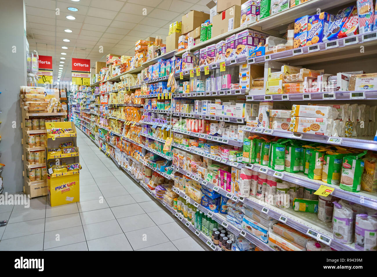 Carrefour aisle hi-res stock photography and images - Alamy