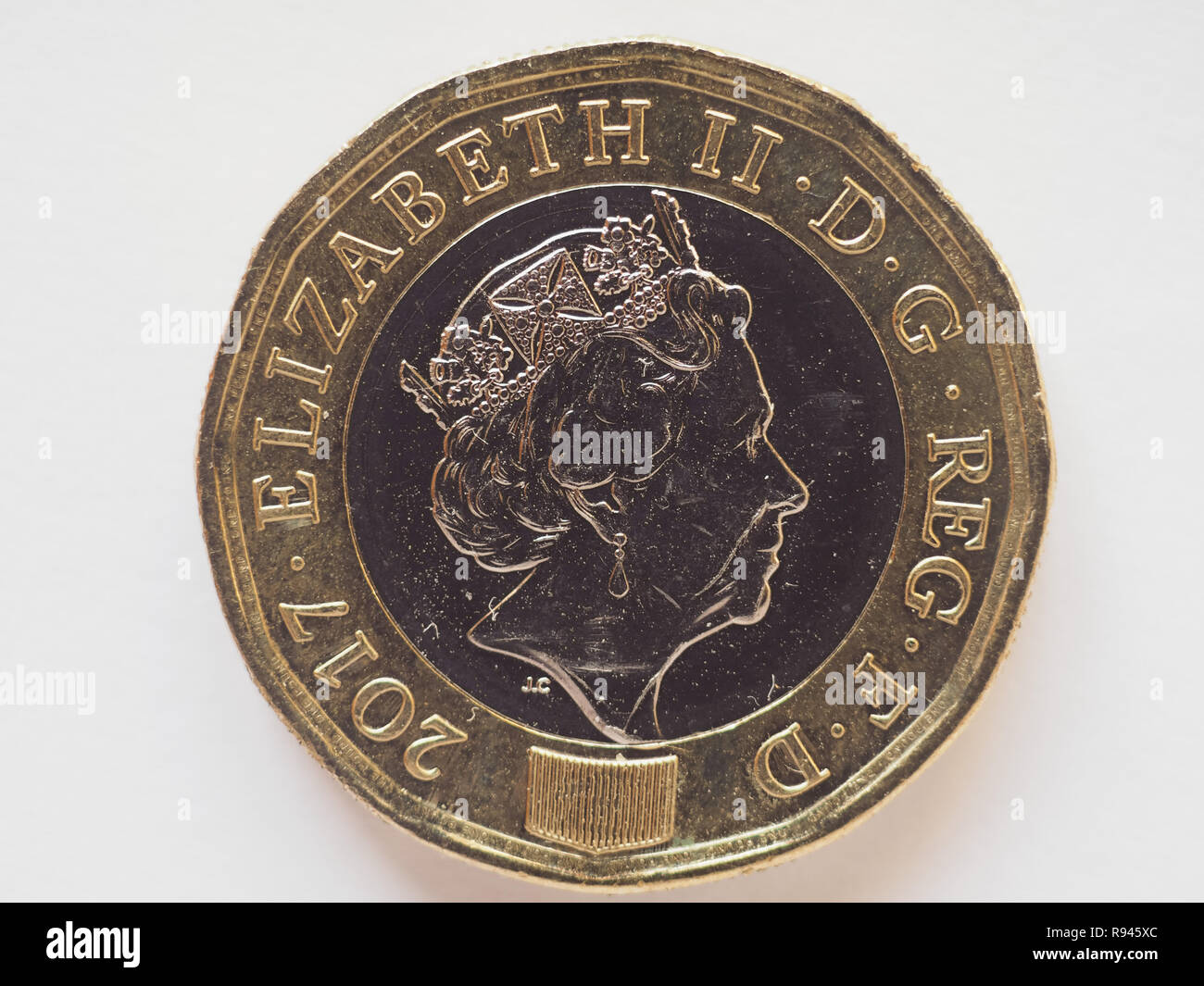 london-uk-circa-october-2018-1-pound-coin-money-gbp-currency-of-united-kingdom-R945XC.jpg
