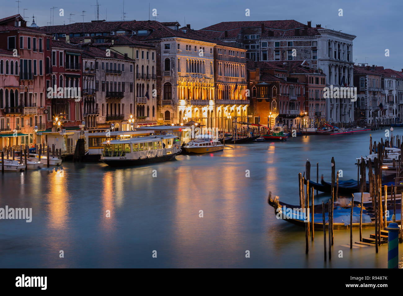 Rialto bridge houses grand canal hi-res stock photography and images ...