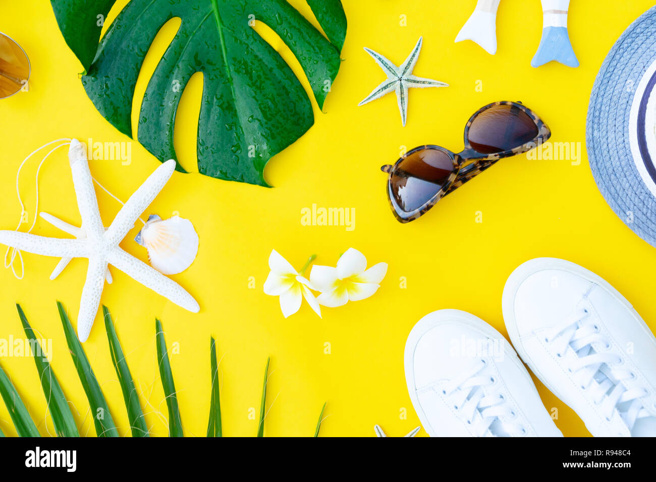 Flatsy Summer Summer flat lay scenery Stock Photo - Alamy