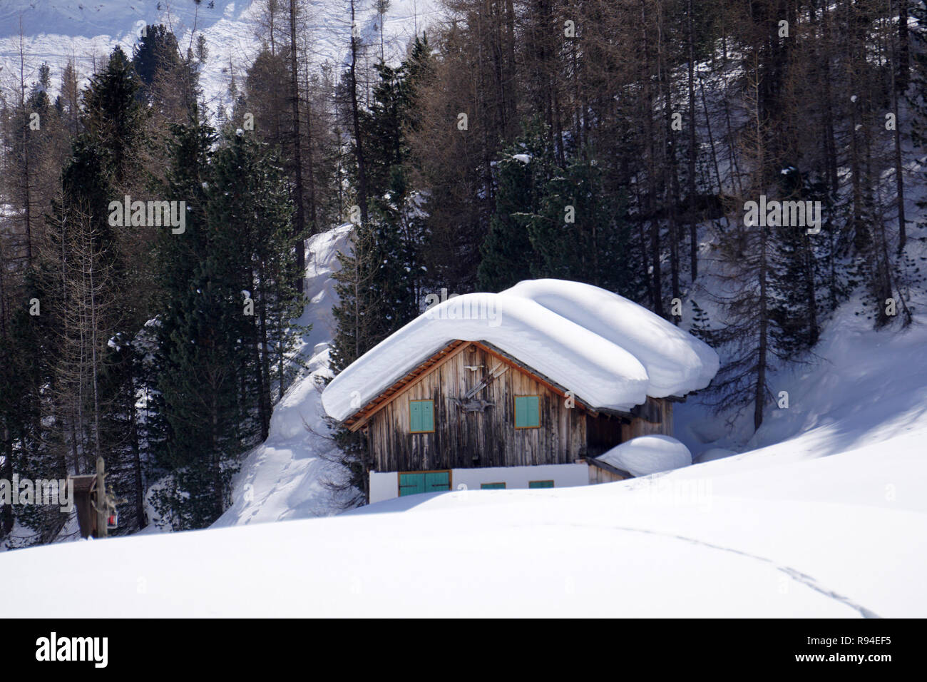 Isolated wood mountain house cabin hut covered by snow Stock Photo - Alamy