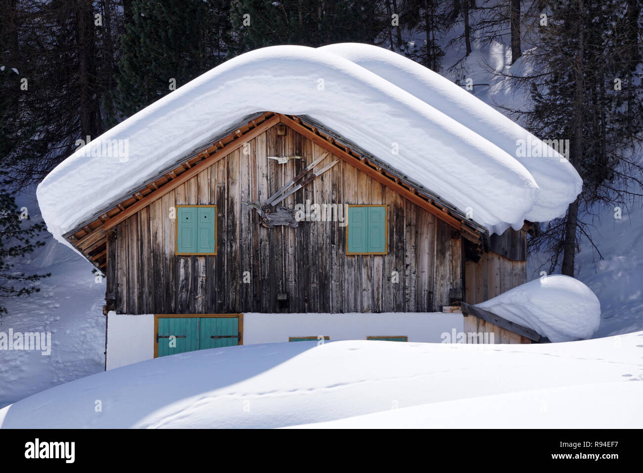 Isolated wood mountain house cabin hut covered by snow Stock Photo - Alamy