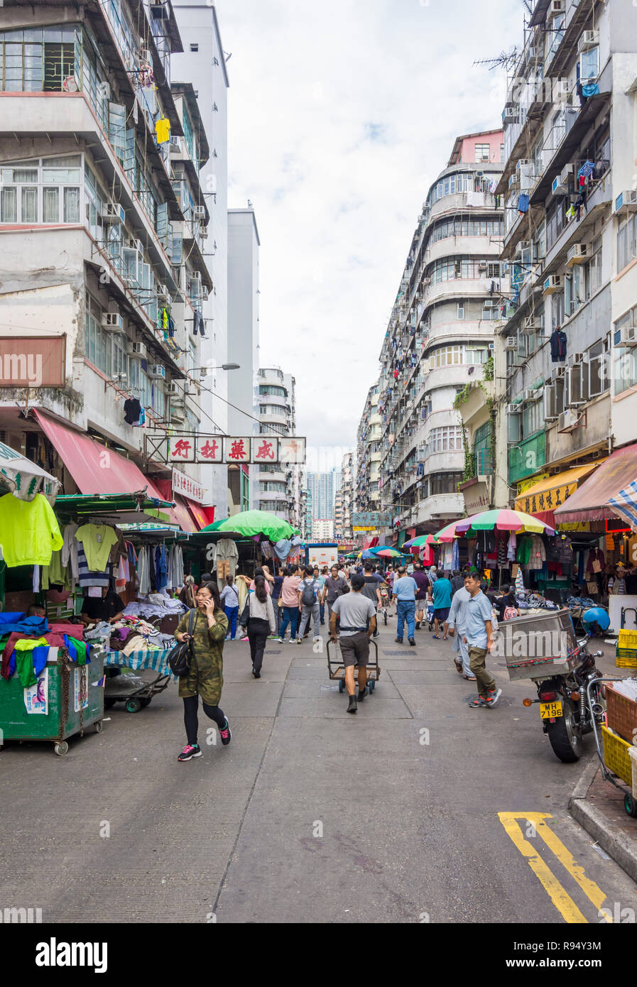 Local market street scene along Pei Ho St, Sham Shui Po, Kowloon, Hong Kong Stock Photo