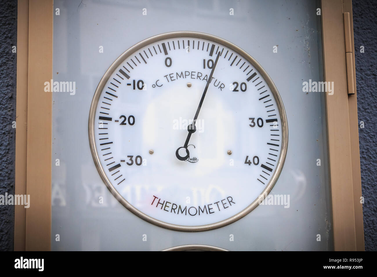 https://c8.alamy.com/comp/R953JP/freiburg-im-breisgau-germany-december-31-2017-thermometer-that-shows-the-outside-temperature-in-the-shop-window-in-the-city-center-store-on-a-win-R953JP.jpg