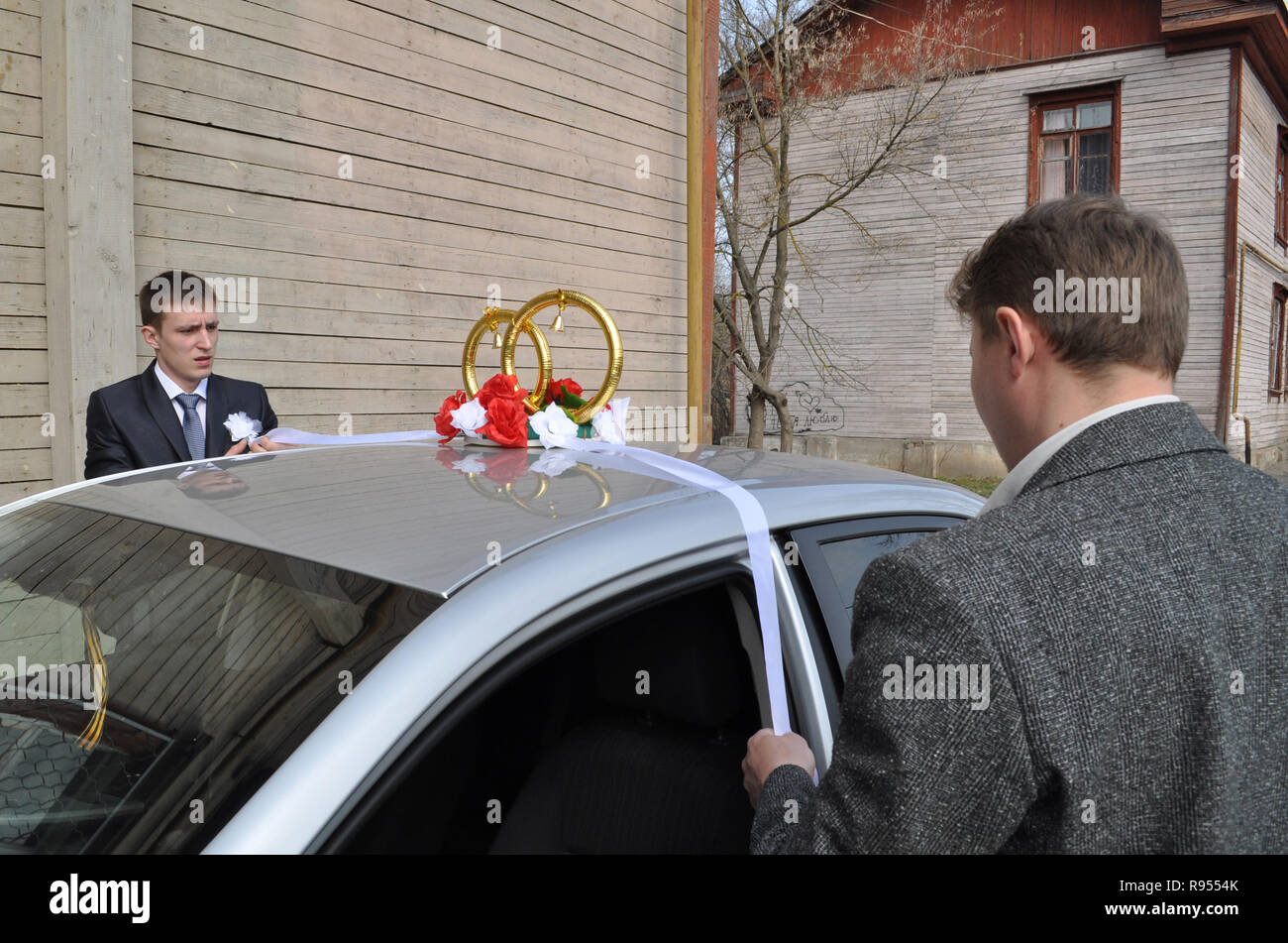 Kovrov Russia 21 April 2012 Groom And His Friend Decorate The