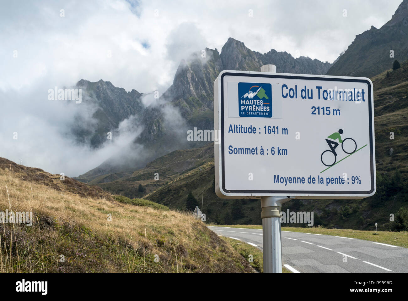 Sign telling angle of inclination for cyclists cycling the Col du Tourmalet in the Pyrenees, France Stock Photo