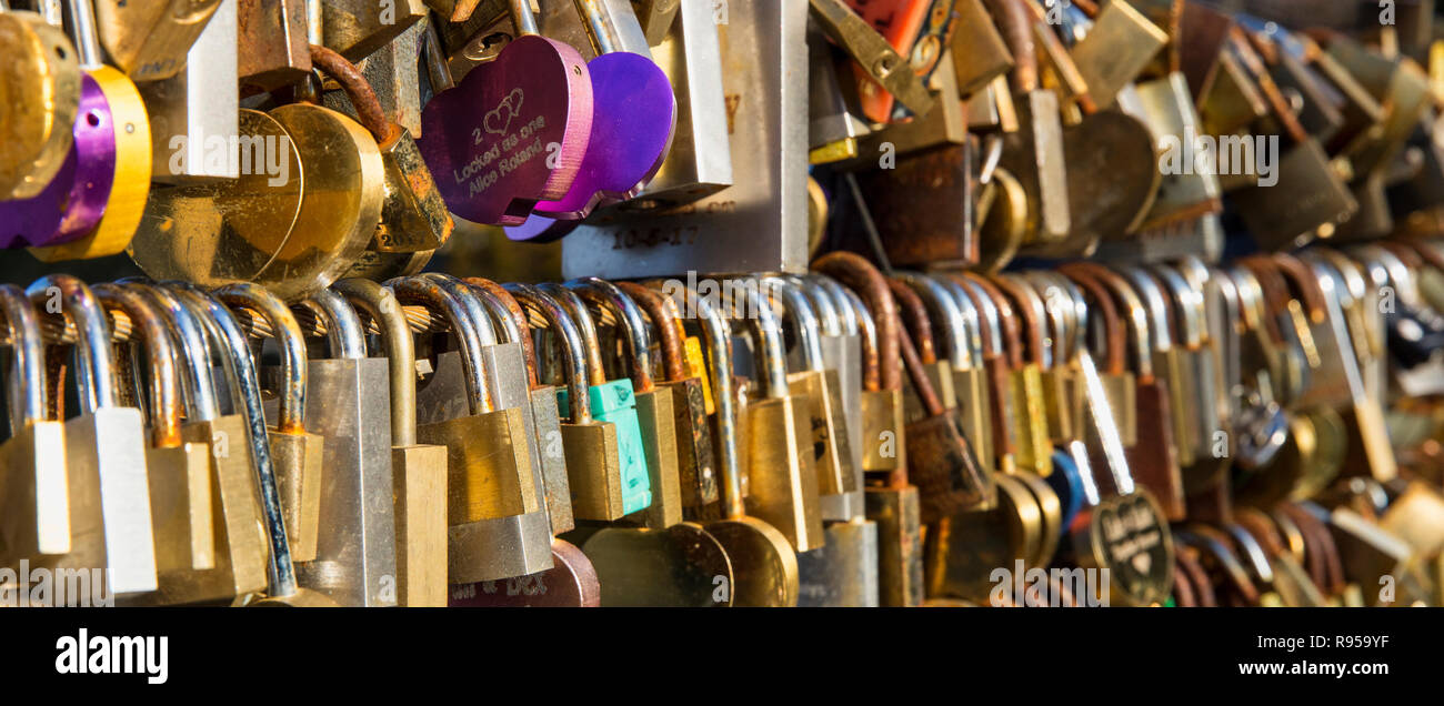 Padlocks on footbridge in Bakewell Stock Photo Alamy