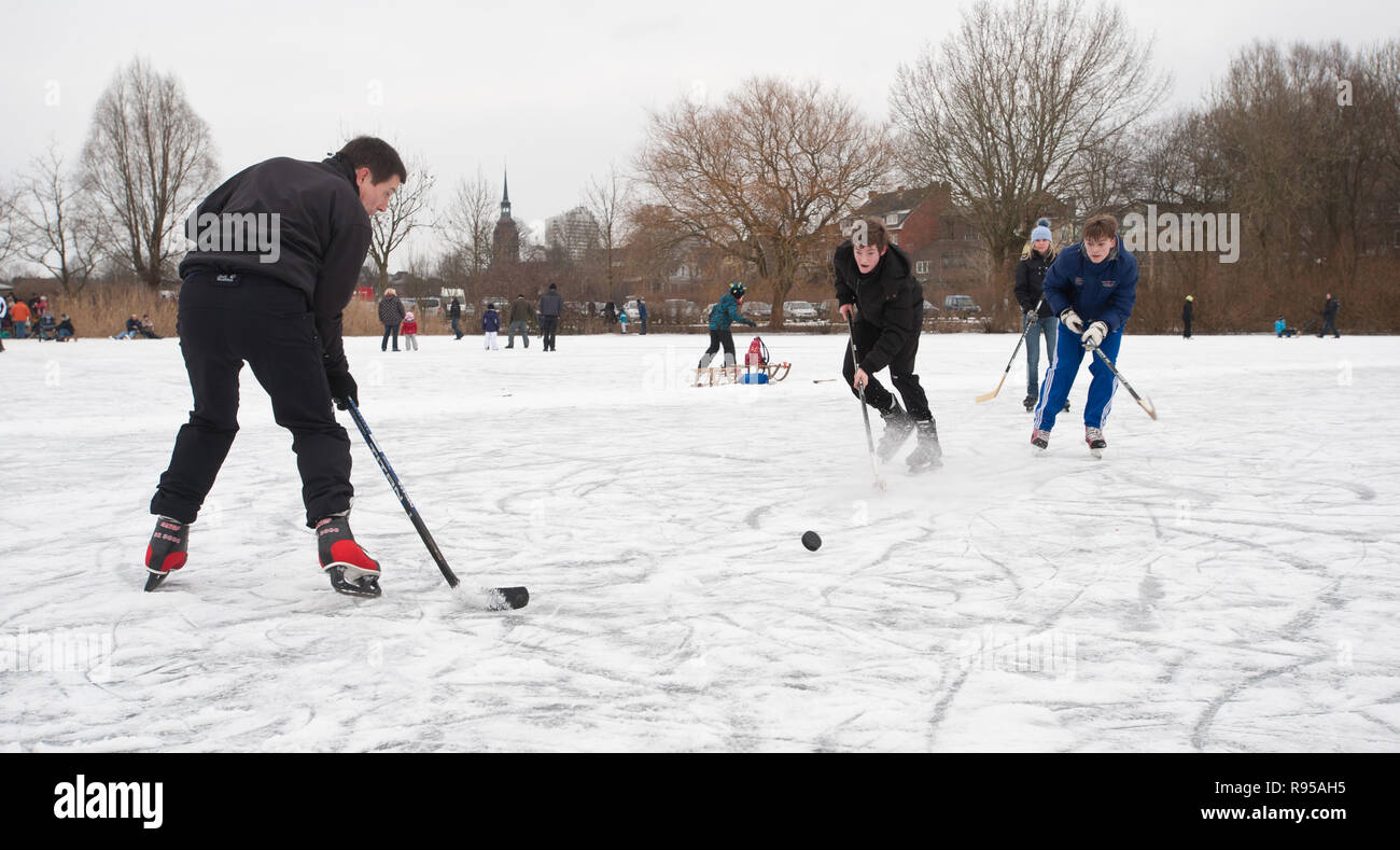 11.02.2012, Itzehoe, Schleswig-Holstein, Germany - Eisvergnuegen auf den Malzmuellerwiesen. Schlittschuh laufen und Eishockey. 0RX120211D689CAROEX.JPG Stock Photo