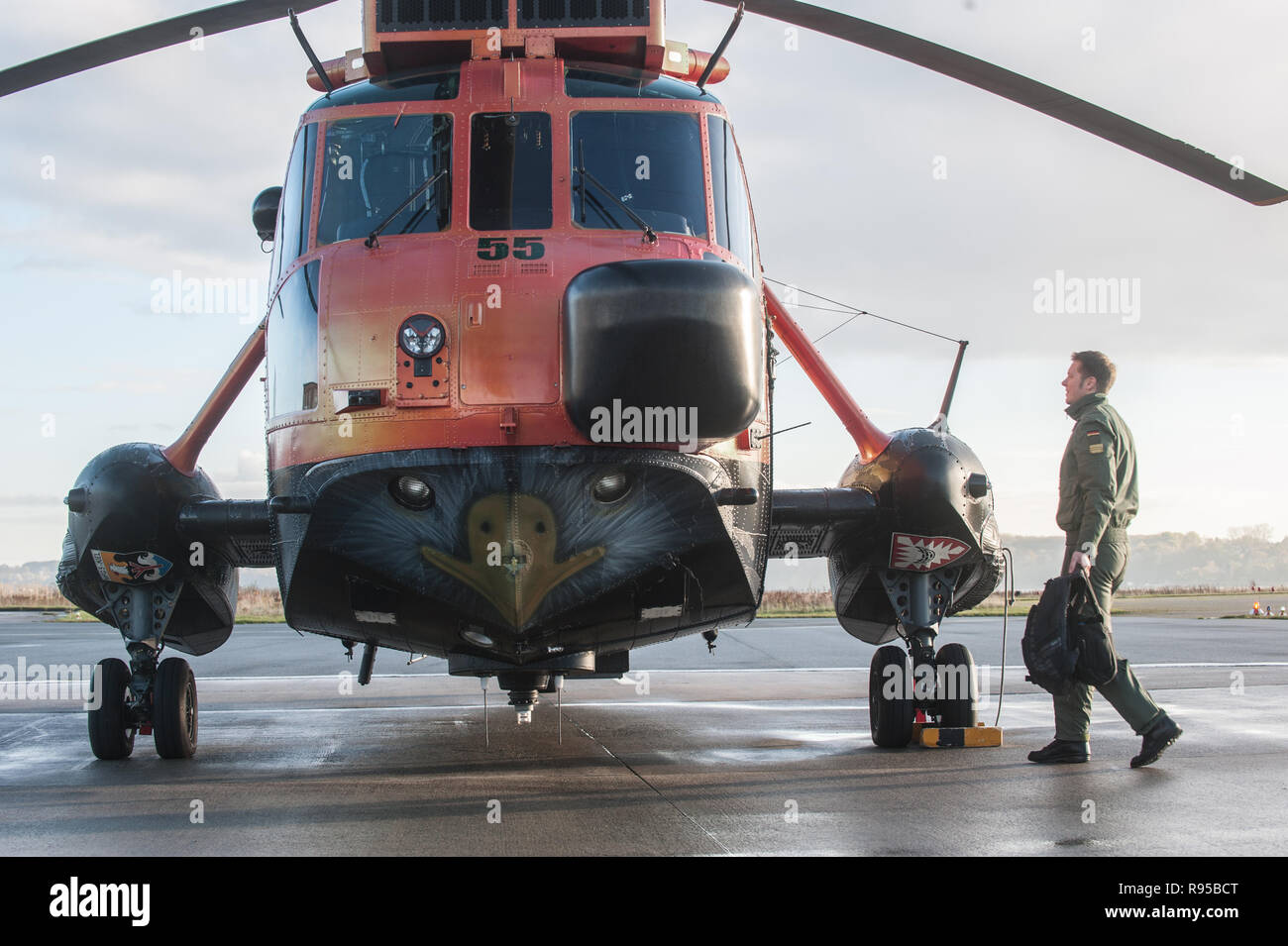 06.11.2012, Germany, Schleswig-Holstein, Kiel - Sea Kings auf dem Marinefliegergeschwader 5 in Kiel Holtenau. Hubschrauber auf dem Flugfeld. Hubschrau Stock Photo