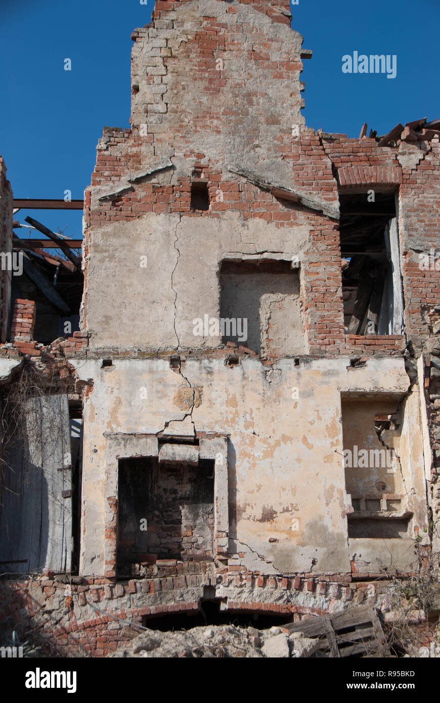 An old abandoned house in the countryside: ruins Stock Photo - Alamy