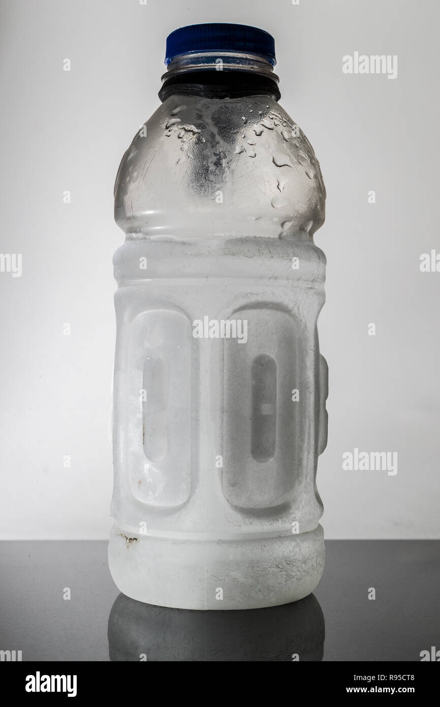 https://c8.alamy.com/comp/R95CT8/frozen-water-bottle-for-hiking-partially-thawed-bottle-shape-keeps-ice-from-floating-R95CT8.jpg