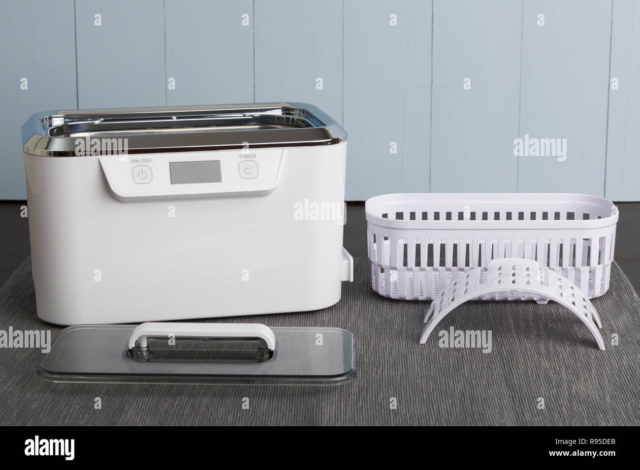 Ultrasonic cleaning hires stock photography and images Alamy