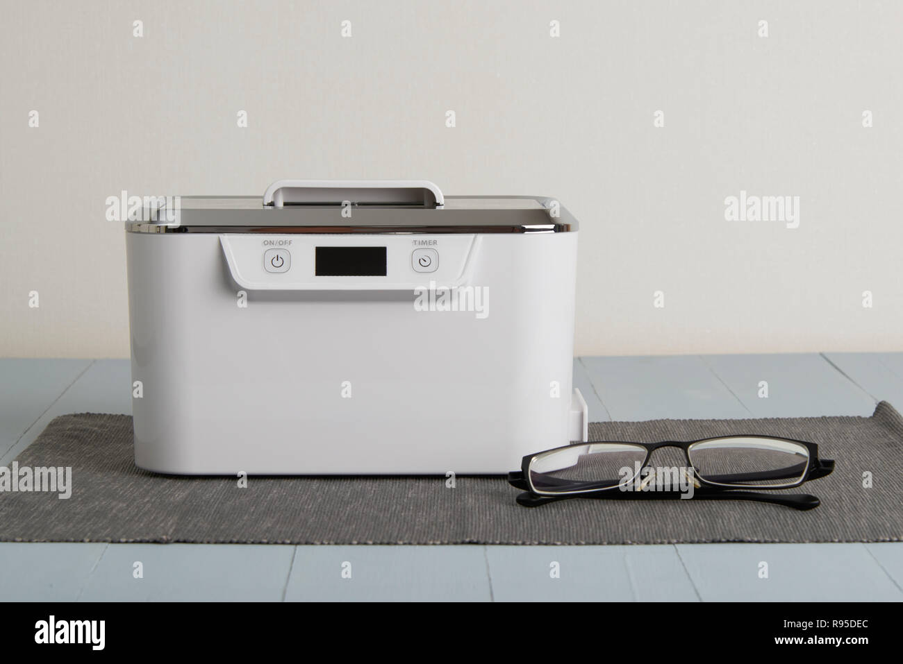 Ultrasonic cleaning hires stock photography and images Alamy