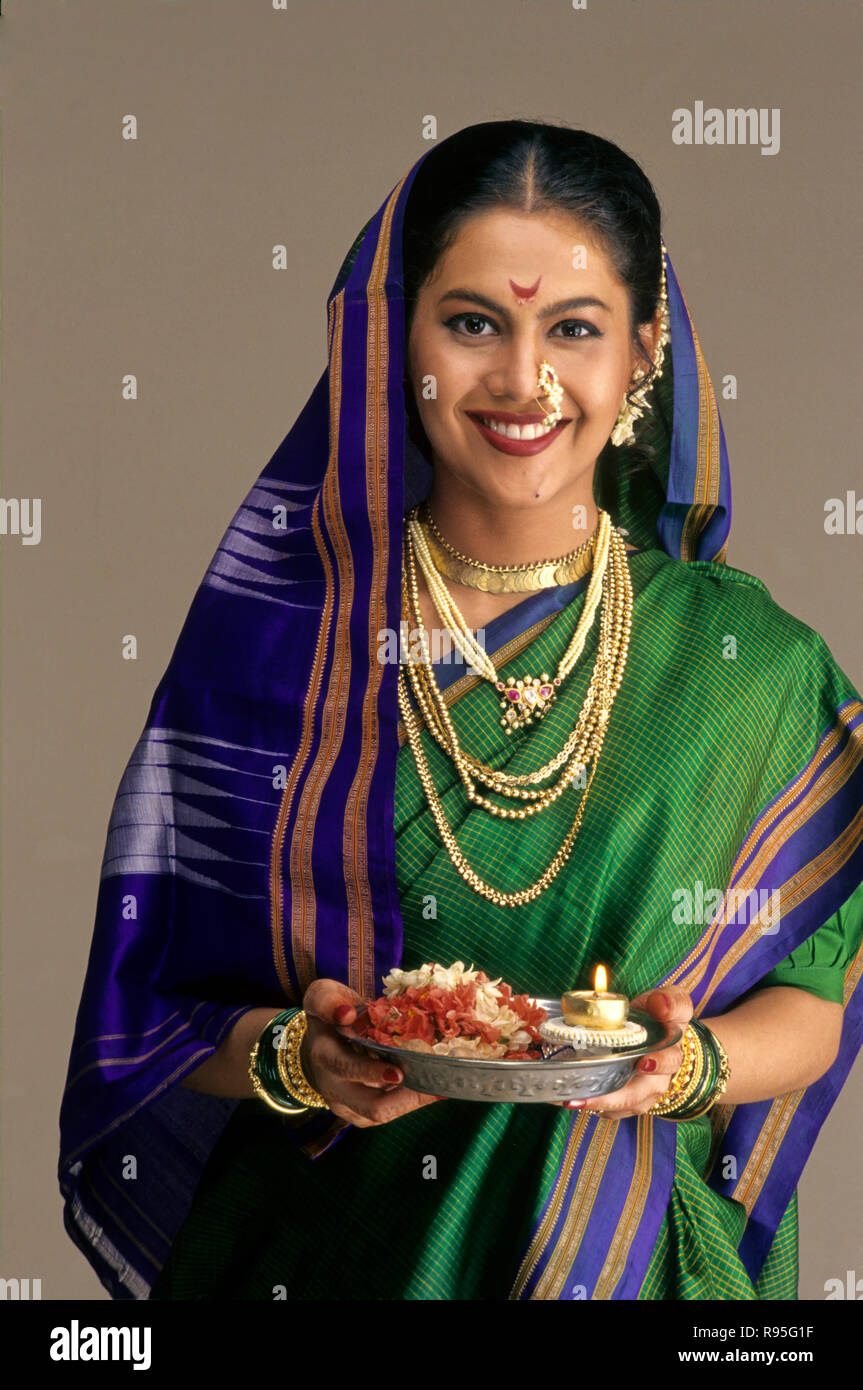 Maharashtrian bride, Maharashtra, India - MODEL RELEASED Stock Photo