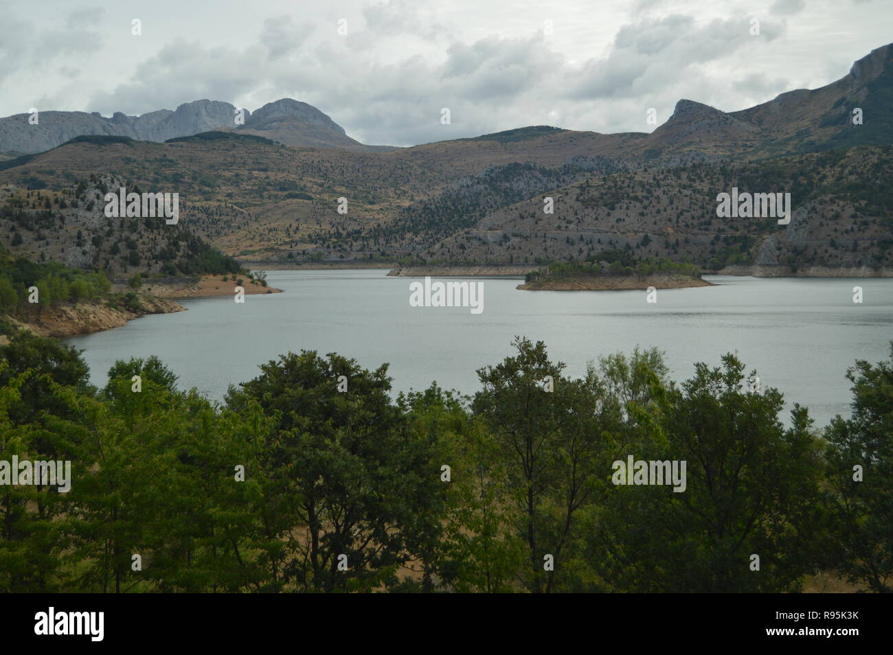 Wonderful Views On A Cloudy Day Of The Barrios De Luna Reservoir. July 29, 2015. Landscapes, Nature, Travel. Barrios De Luna, Leon, Spain. Stock Photo
