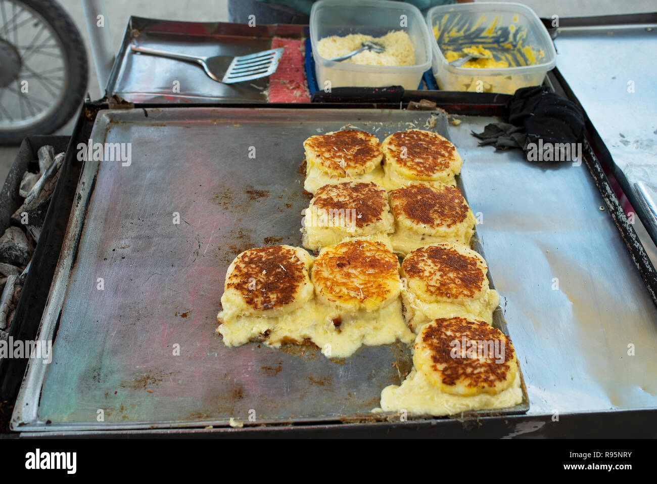 https://c8.alamy.com/comp/R95NRY/cheese-topped-arepas-traditional-colombian-corn-flour-food-for-sale-on-a-street-food-truck-on-bazurto-market-cartagena-de-indias-colombia-R95NRY.jpg