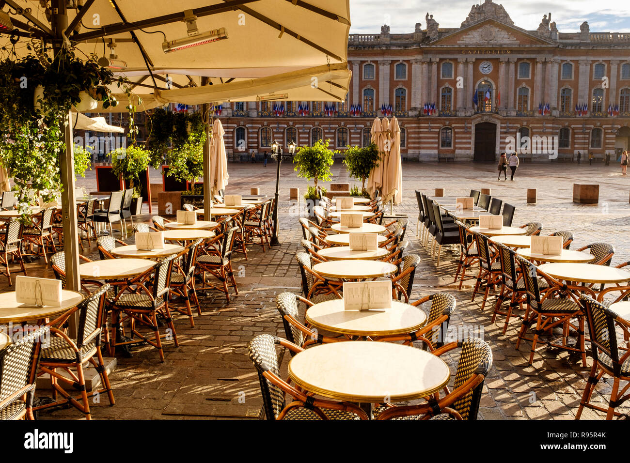 Place Du Capitole Toulouse Cafe High Resolution Stock Photography And Images Alamy