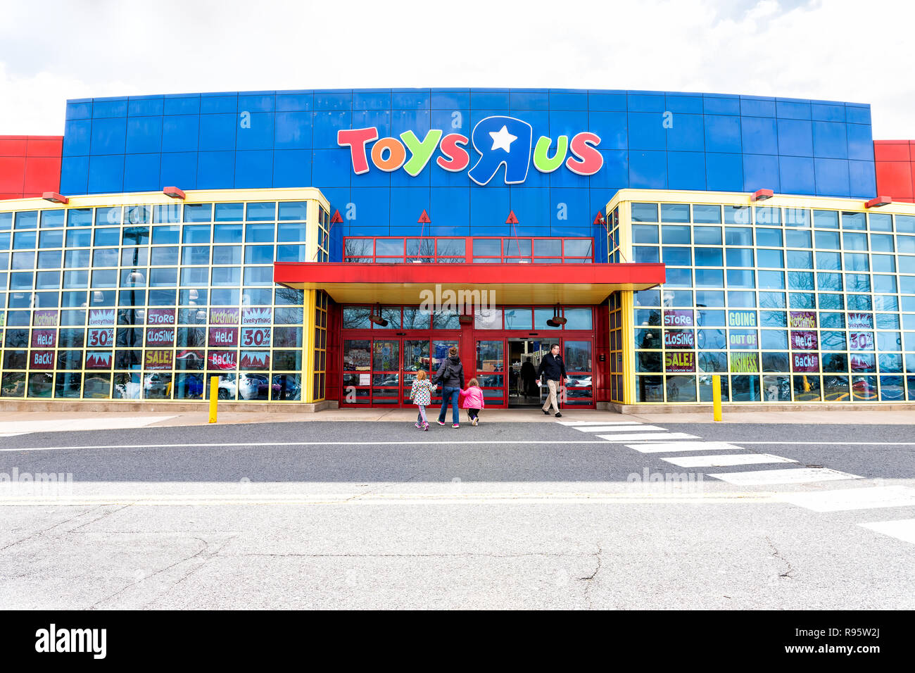 Toys R Us Building Exterior High Resolution Stock Photography and Images -  Alamy
