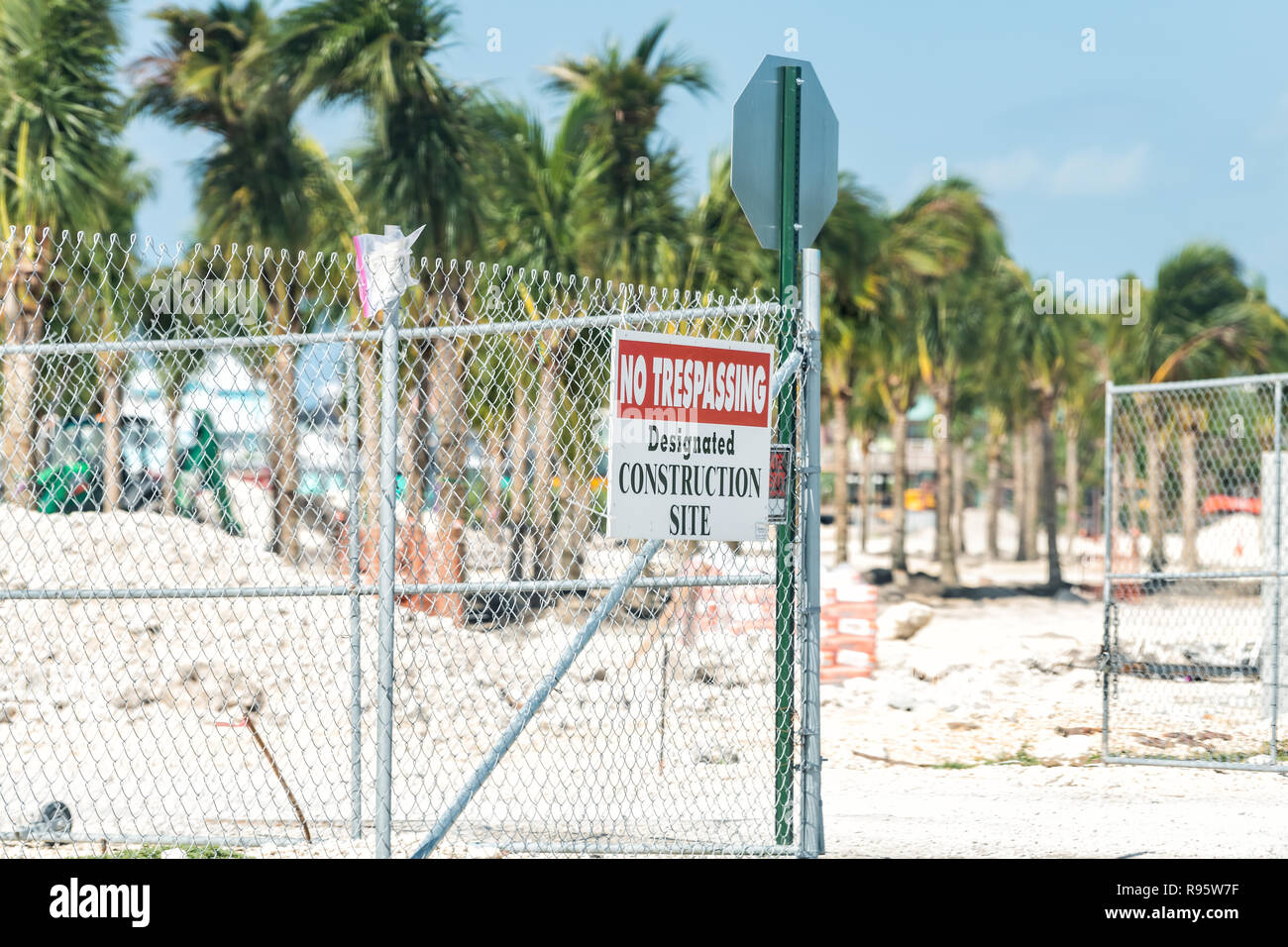 No trespassing, designated construction site warning sign in Florida ...
